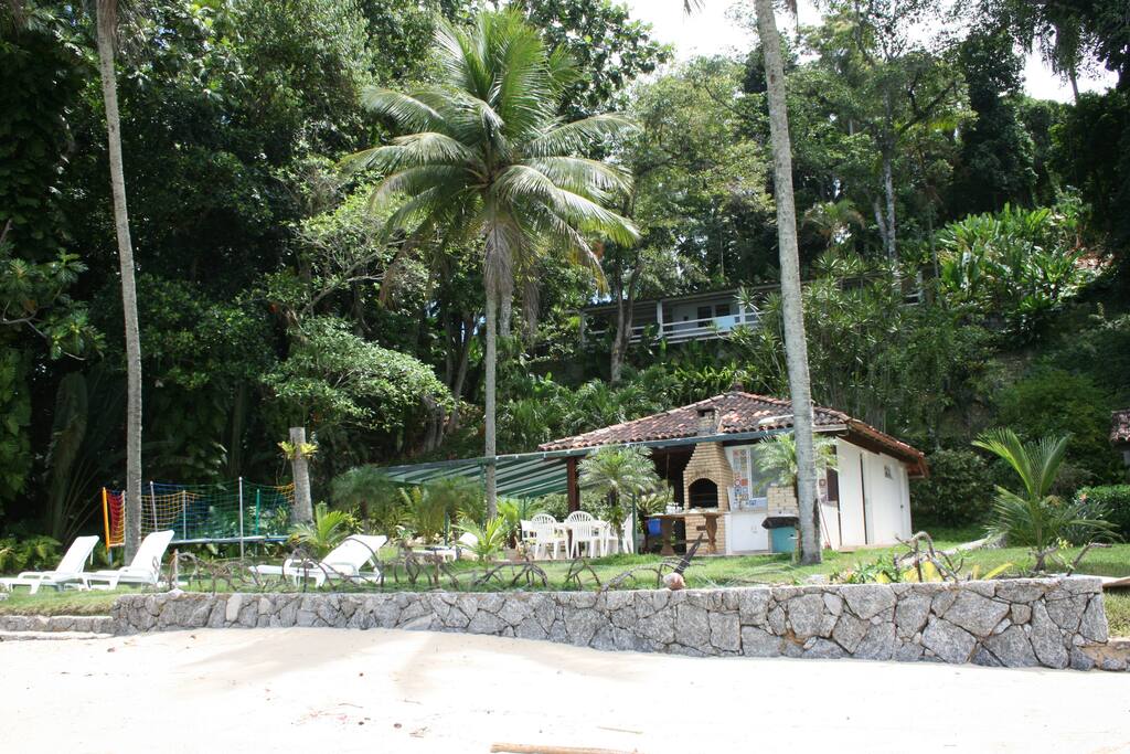 View of the house from the beach. Casa vista da praia.