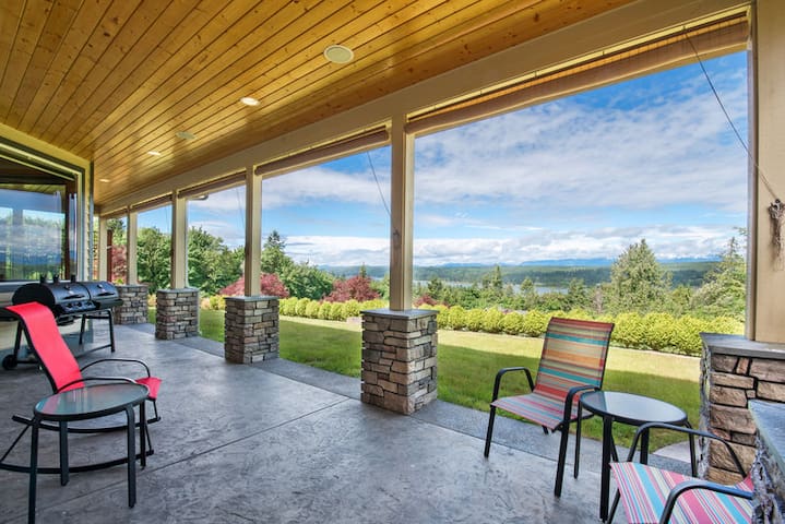 Belfair Beauty -Breathtaking Views and a Hot Tub!