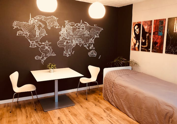 Dormitorio 7 con 3 camas individuales y TV.