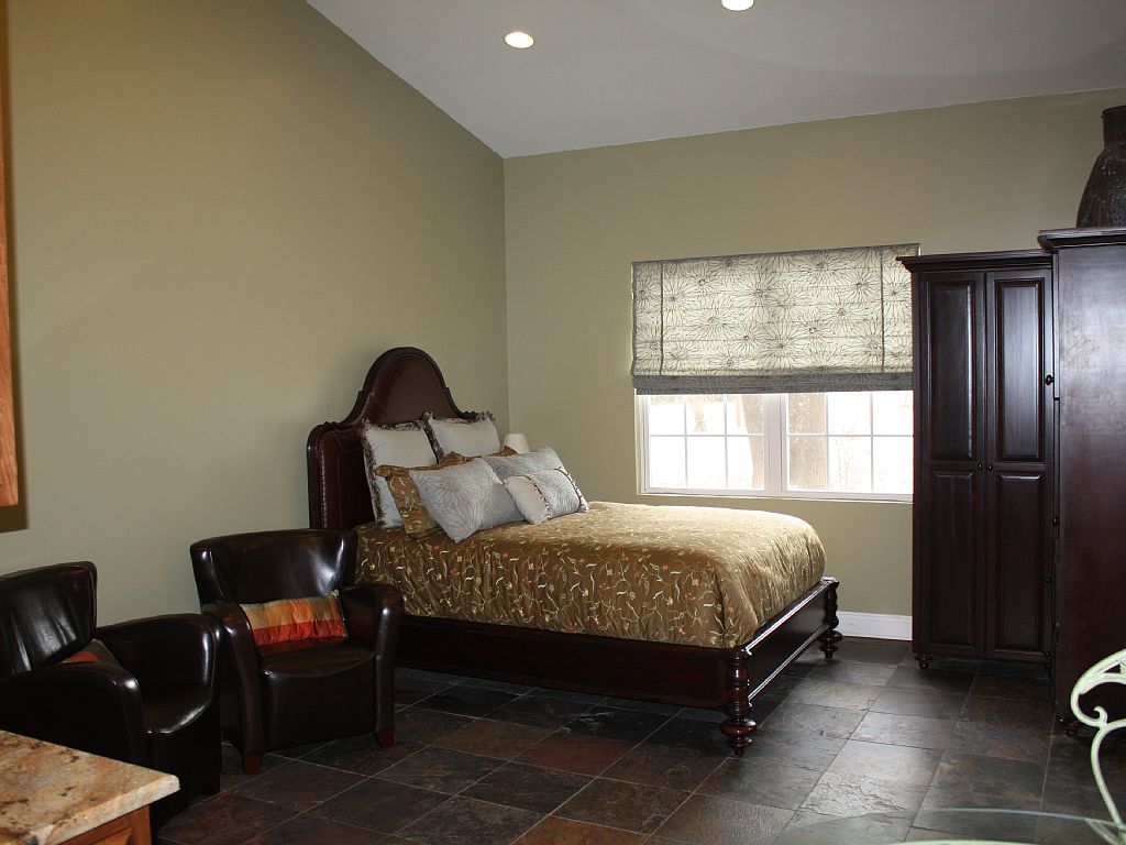 هذه ليست غرفة فندقية، تعال واستمتع بالفرق.

تم استبدال هذه الكراسي السوداء بكراسي القماش ذات الكريمة. 