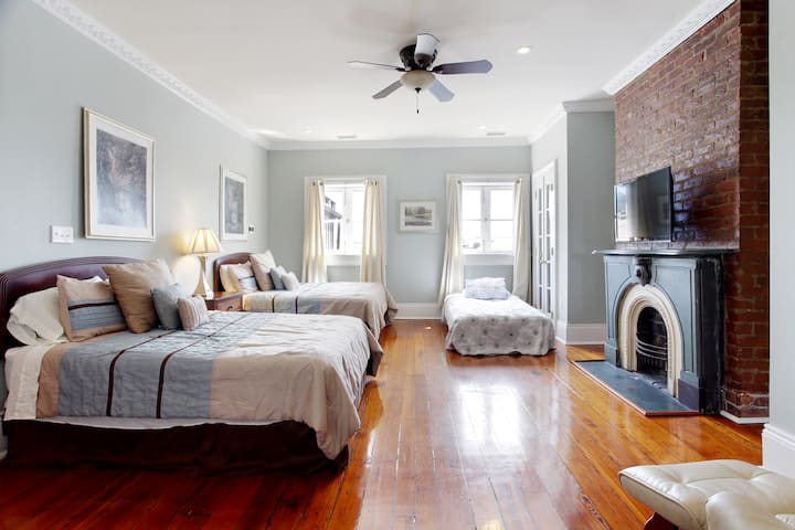 ห้องนอนบนชั้น 3 - เตียงควีนไซส์ 2 หลังและเตียงใหญ่ 1 หลัง