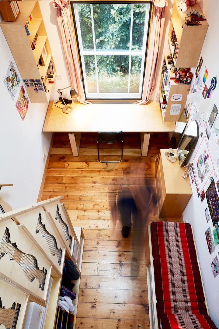 Duke kërkuar poshtë në nivelin më të ulët të dhomës së gjumit mezzanine 1