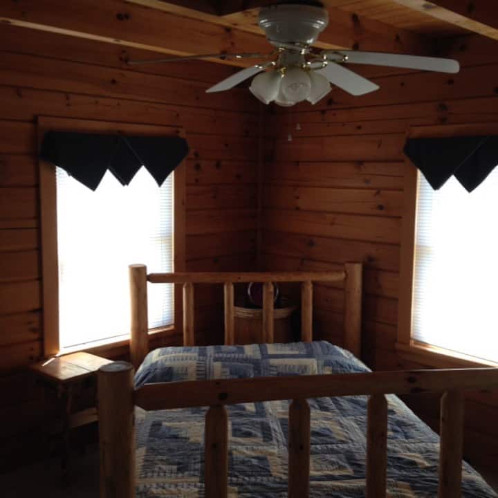 Chambre principale au niveau principal avec un lit queen