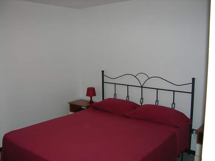 Apartament i kuq me dhomë gjumi