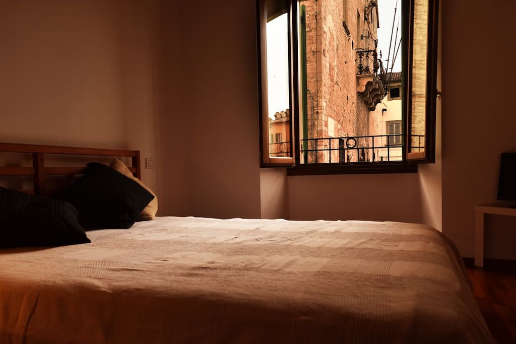 37/5000
Bed with view on the town hall building