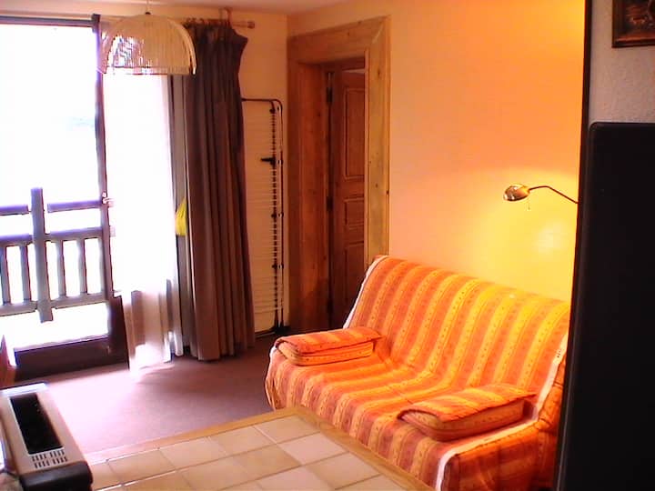 غرفة معيشة/غرفة معيشة مجهزة بالكامل تطل على شرفة كبيرة