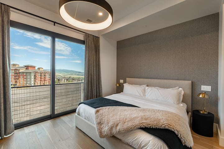 غرفة النوم الرئيسية بسرير كينج