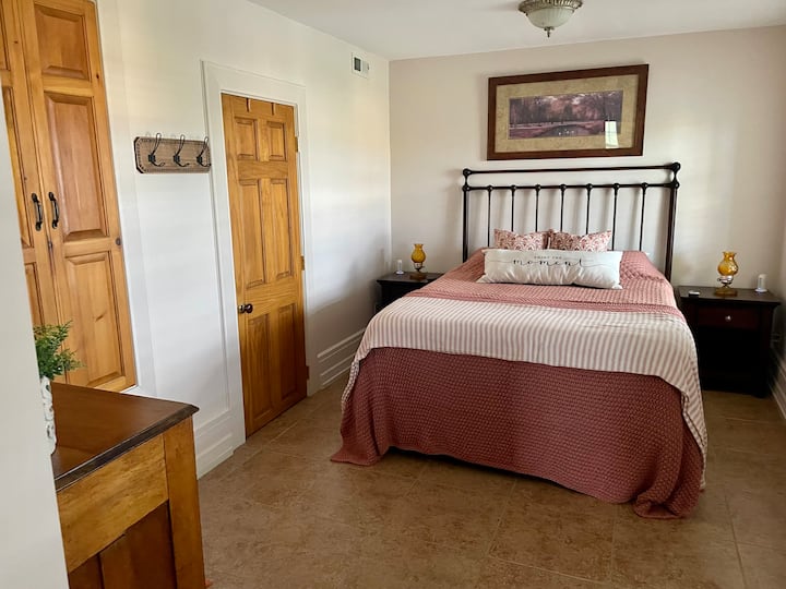 غرفة نوم للضيوف في الطابق السفلي بسرير بحجم كبير 