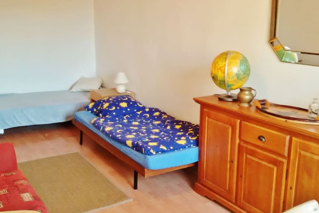 Drei Einzelbetten im Zimmer