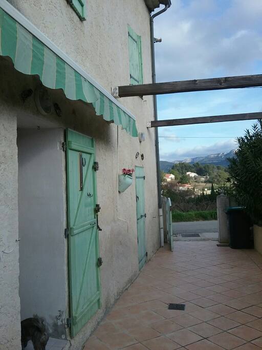 Grande terrasse avec petit portail d'entrée
