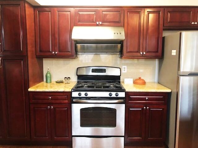 2.5mi to strip, Pool Jacuzzi! Discounts Available gallery image 5