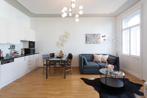 Top performing Airbnb: Bright Boutique Apt w/ AC &Balcony | Next to Metro in Meidling