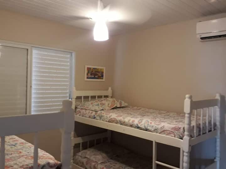 带2张双层床的卧室