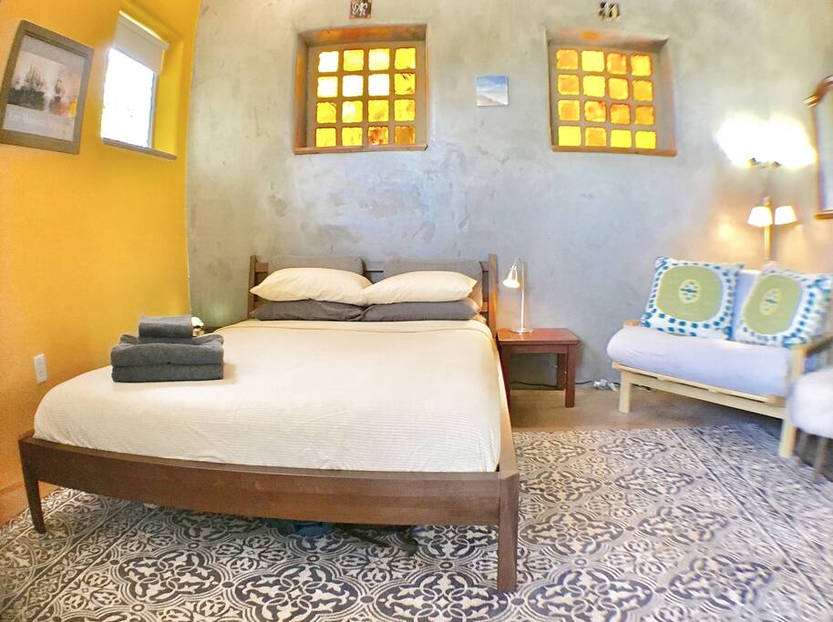 Queen size bed with 100% cotton sheets.