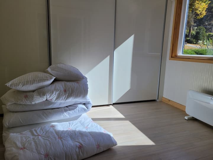 Es un dormitorio principal. Se prepara un asiento futón y el asiento futón es para dos personas.