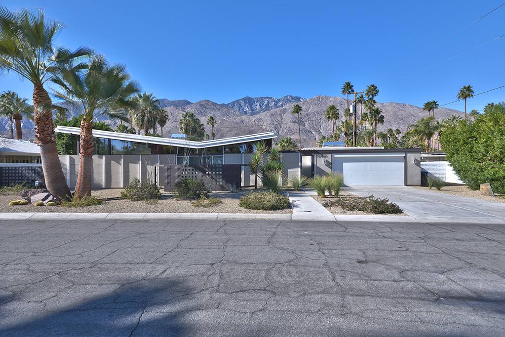 FRONT OF HOUSE - DEEPWELL MIDCENTURY BUTTERFLY - PALM SPRINGS VACATION RENTAL POOL HOME