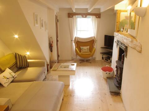 “Slow Life” Cottage and Hot Tub in idyllic village