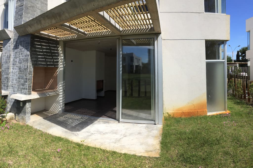 Our house has a private garden with barbecue.
Nuestra casa cuenta con jardín privado con barbacoa.