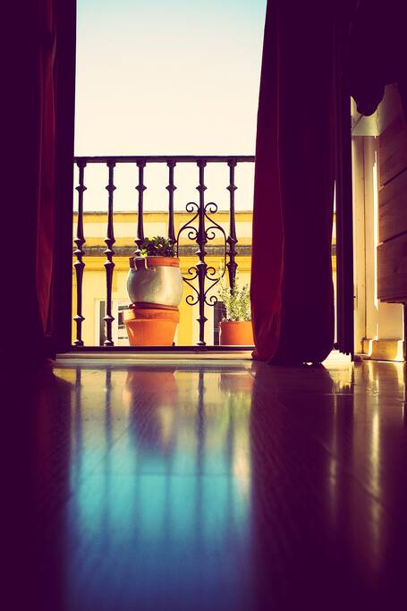la habitación tiene un bonito balcón que da a la Calle Feria