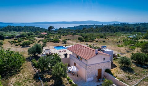 Top performing Airbnb: Private villa Definis in spacios area in Općina Sutivan