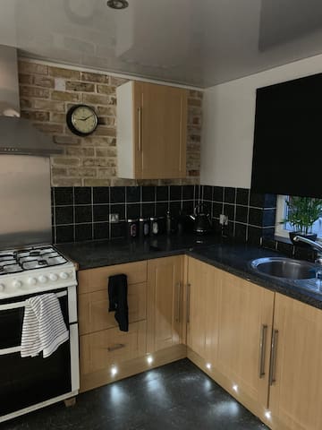 5 BedRm Hse! Off Rd Parking & EV! Nr City Centre!