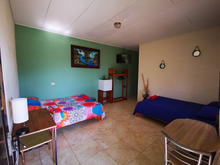 Yksityinen huone, jossa on jaettu keittiö ja uimaallas kaupungissa