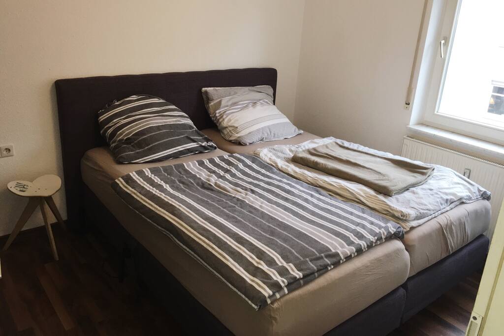 Kingsize Boxspring Bett mit Motor um die Körperlage zu verstellen.