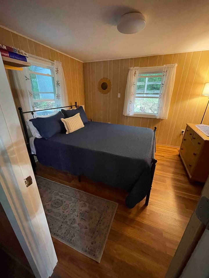 Soveværelse i øverste etage med 1 queensize-seng. Med udsigt over græsplæne/skove.