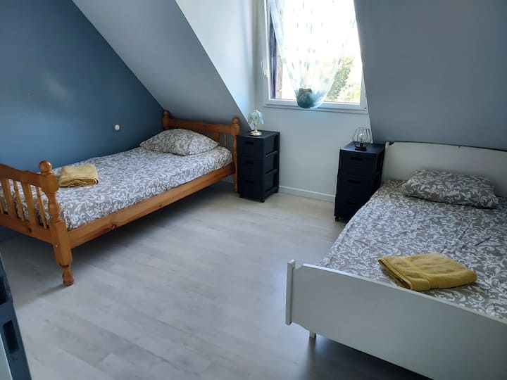 Ორი 90x190 სმ საწოლი
Იატაკზე 