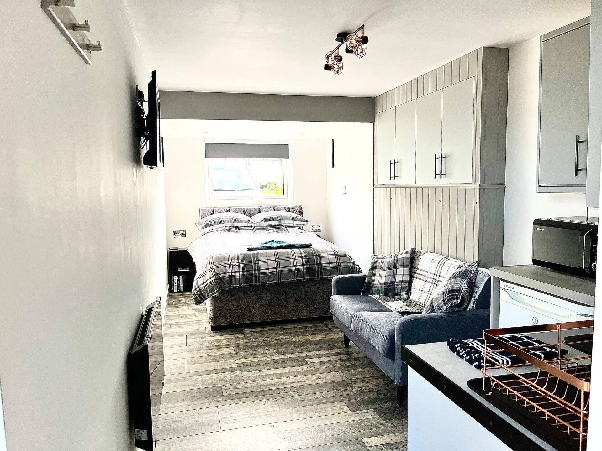 The Pitstop - Entire guest suite by the seaside.