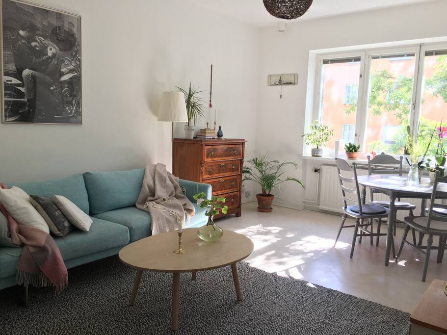Matplats och soffa som fungerar mycket bra som enkelsäng.