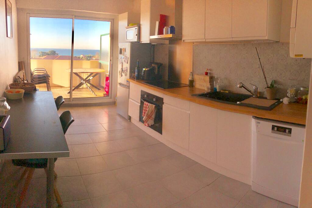 Cuisine avec vue sur mer et balcon idéal pour manger devant le coucher de soleil
