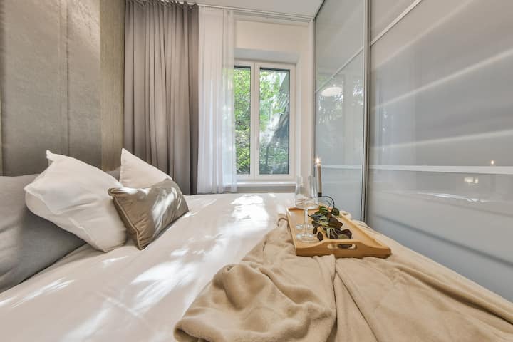 Спална соба со поглед кон зеленилото во градината. 3 стаклени прозорци со целосна звучна изолација. Квалитетен душек за спиење висок 35 см како јорган 