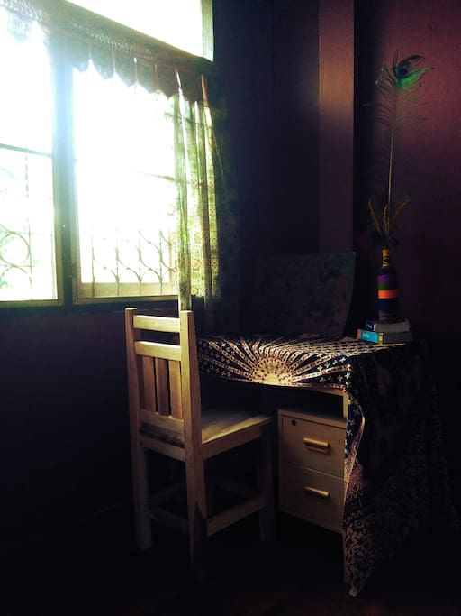 Guest room - table.