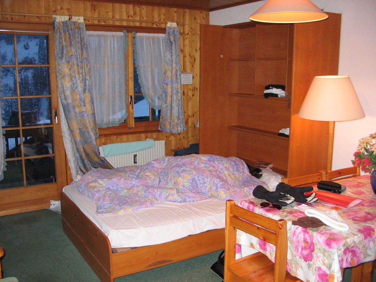 Manželská posteľ sa dá sklopiť v obývacej izbe.