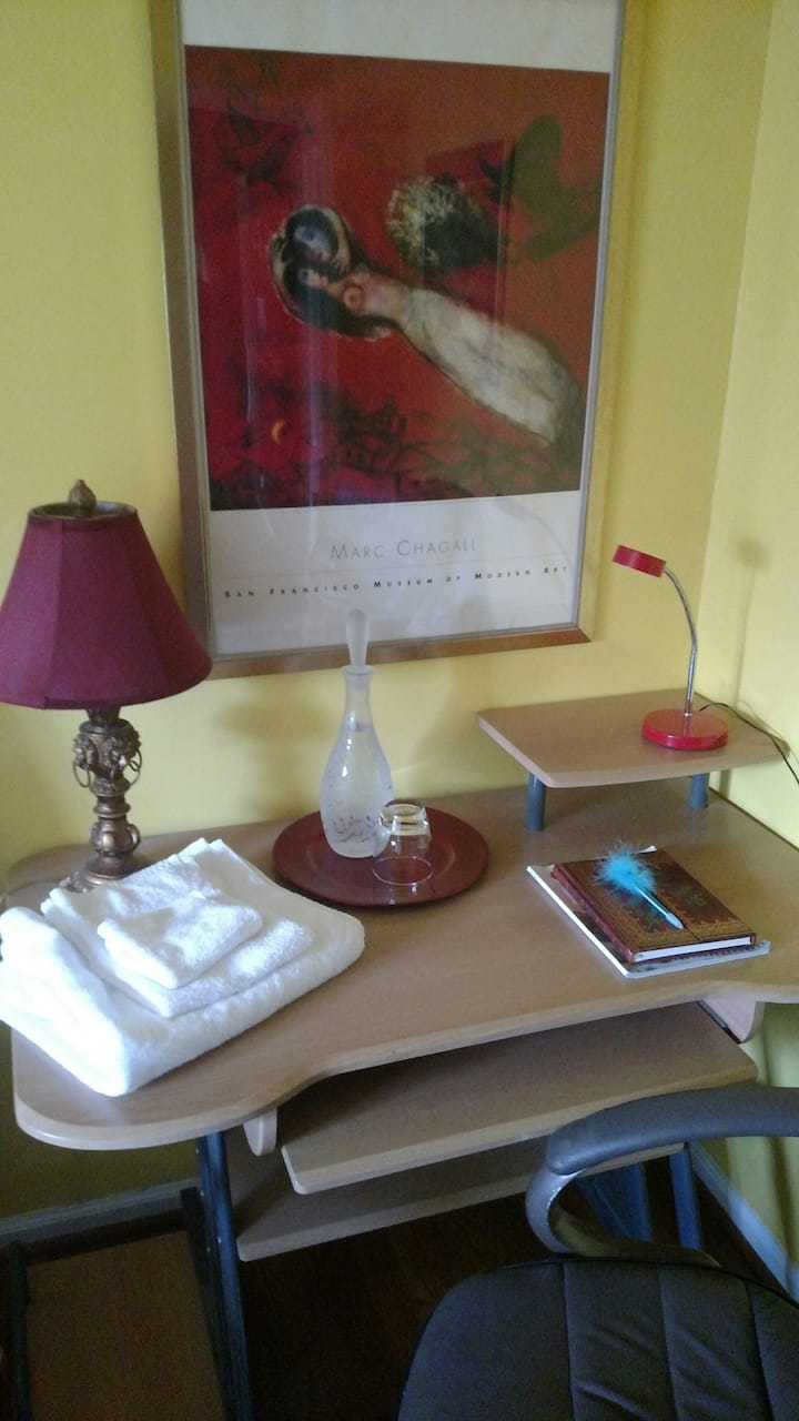 Utafurahia decanter ya maji yaliyochujwa, ambayo tunafurahi kujaza tena kwa ajili yako kama inavyohitajika, na dawati lenye vyumba vyenye taa mbili.