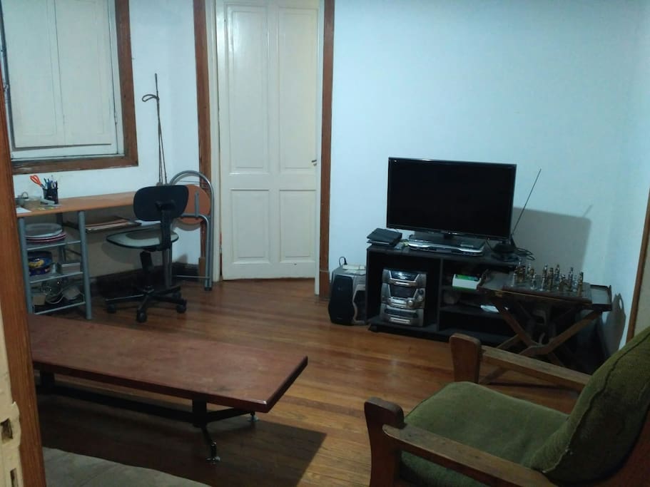 Living - comedor y la puerta que se ve es la entrada al cuarto del huésped.