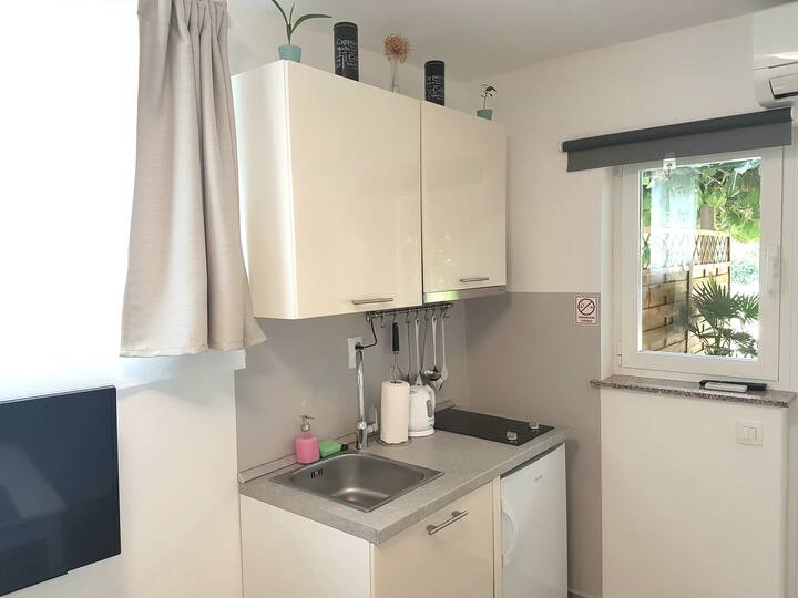 STUDIO APT. MANJI a/c, free parking, beach 500m
