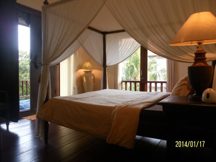 غرفة نوم بسرير ربيعي كبير