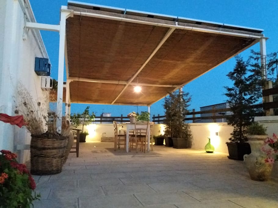 Vista notturna della terrazza, un luogo unico dove cenare in tranquillità