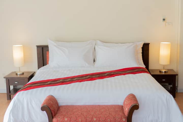 Baan 106 ：主卧-加大双人床。