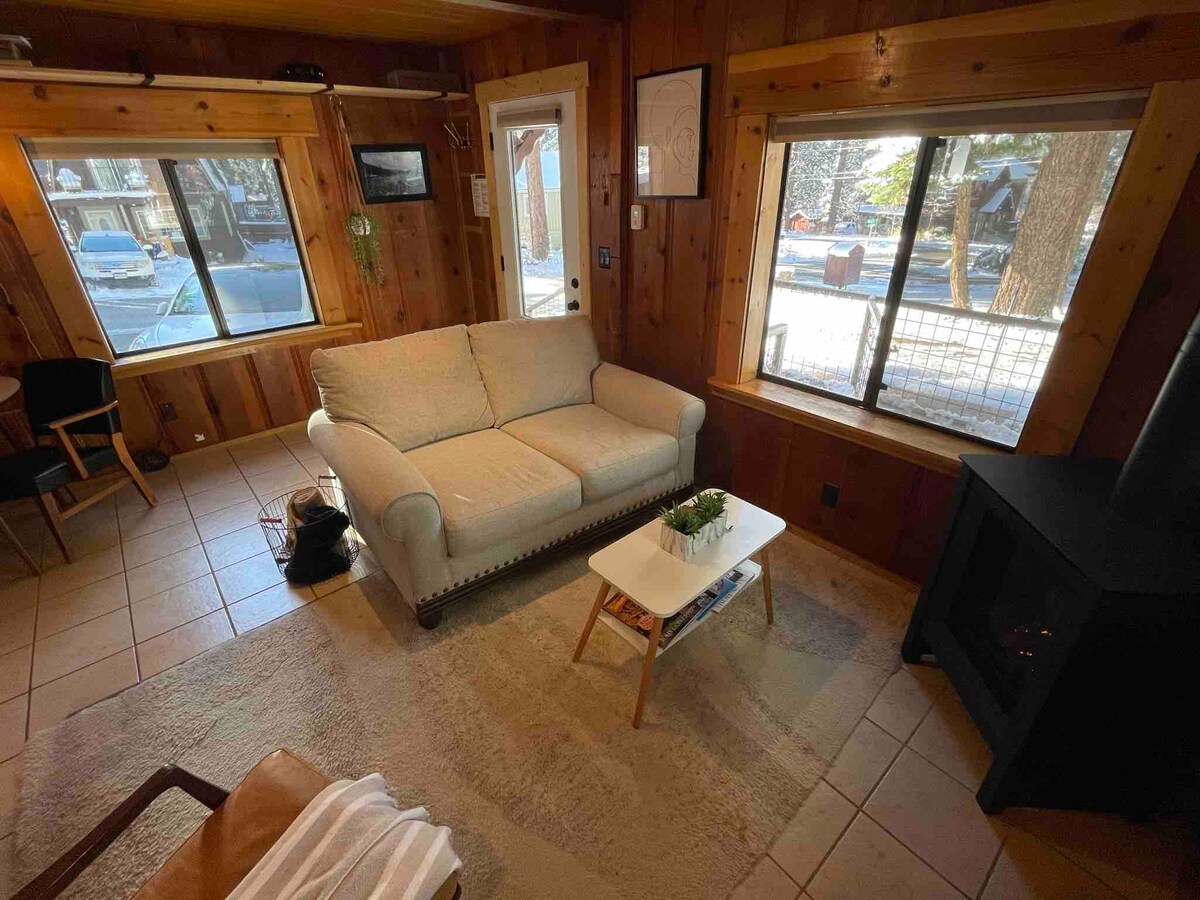 Popular Airbnb listing: Golf Cabin | Hot Tub, Fenced Yard, Walk to Beach in Tahoe Vista