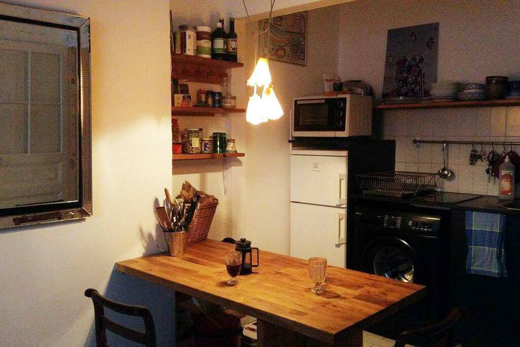 Coin cuisine avec table pour 2
