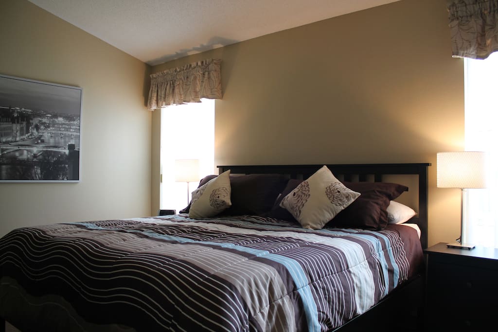 Bedroom #1, Master Suit with a King sized bed, 32' HD Smart TV with Netflix and ensuite bathroom