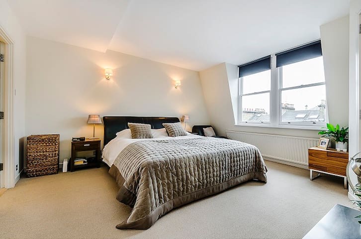 Penthouse with stunning views and great location! gallery image 4