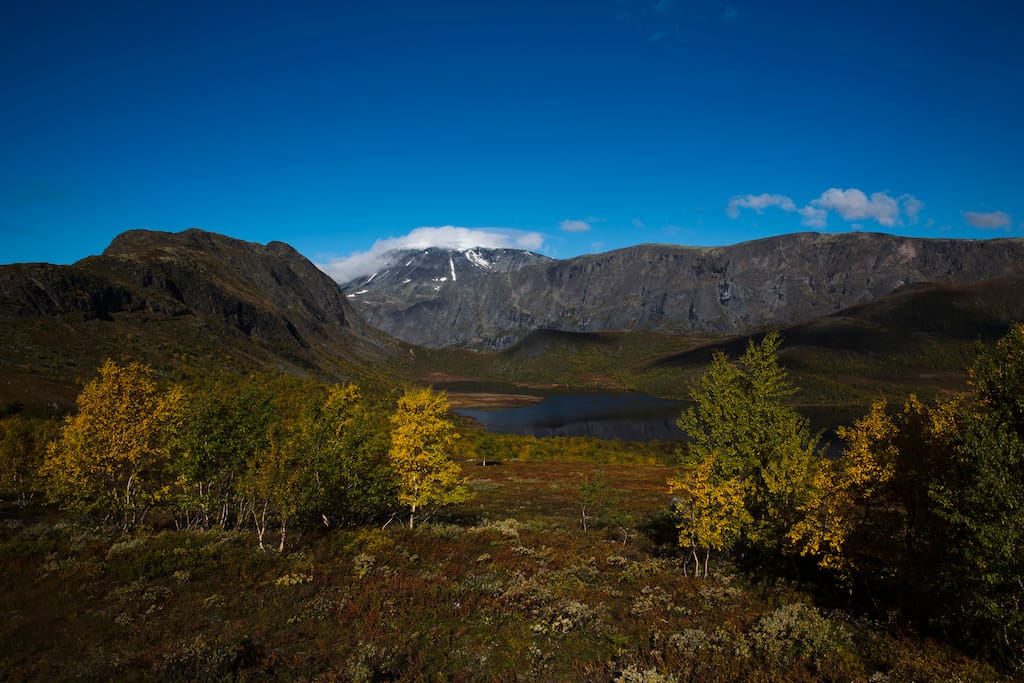 National park: The cabin is situated in a protected wildlife area, with very strict regulations. It's easy to see why. In the background: The Besseggen ridge that inspired the Nobel prize-winning playwrite Henrik Ibsens "Peer Gynt" play, and the mighty Besshø peak (2 258 meters above sea level) behind it. You may reach them both on foot from the cabin, if you're willing to make it a decent full day-trip. Photo: Tom Henning Bratlie.