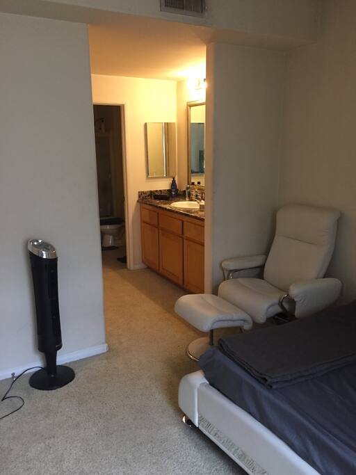 Theres central air and heat. (Also got a fan/heater if needed)