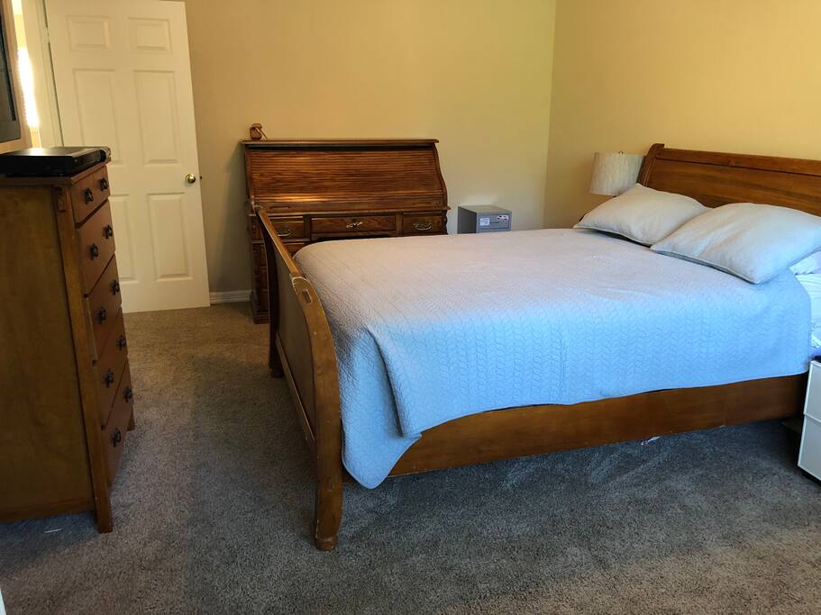 1st Bedroom - Queen
