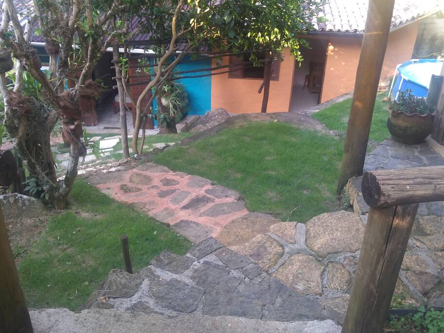 Caminho de acesso visto do estacionamento para a suíte