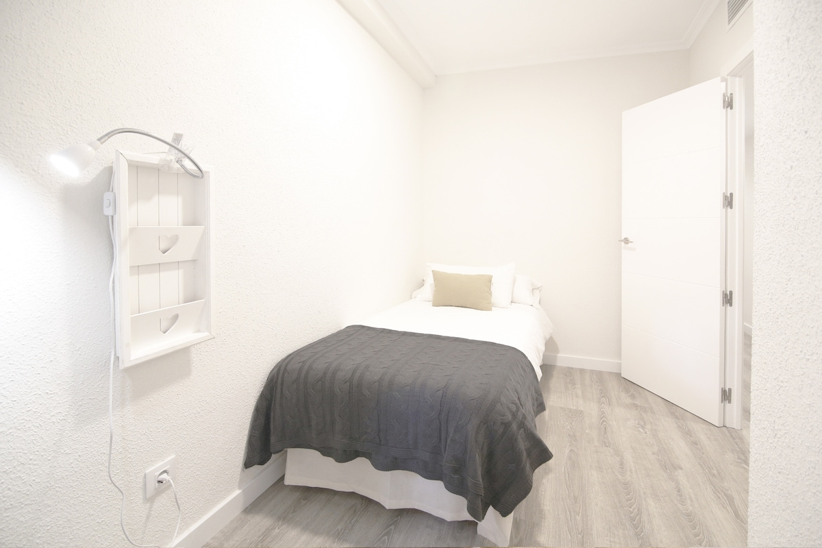 חדר 3 עם מיטת יחיד וארון